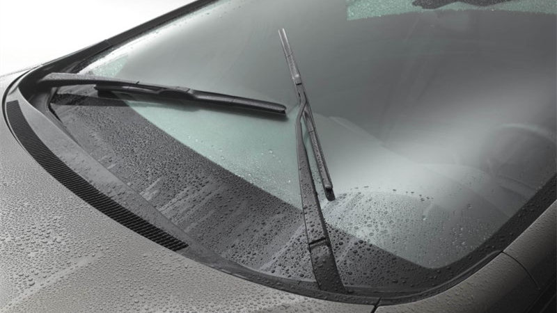 HOW TO KNOW IF YOU NEED TO CHANGE YOUR WINDSHIELD WIPER BLADES?