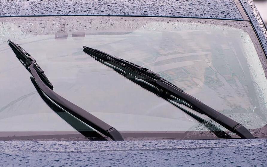 What should I do if the windshield wiper stops working while driving in the rain?